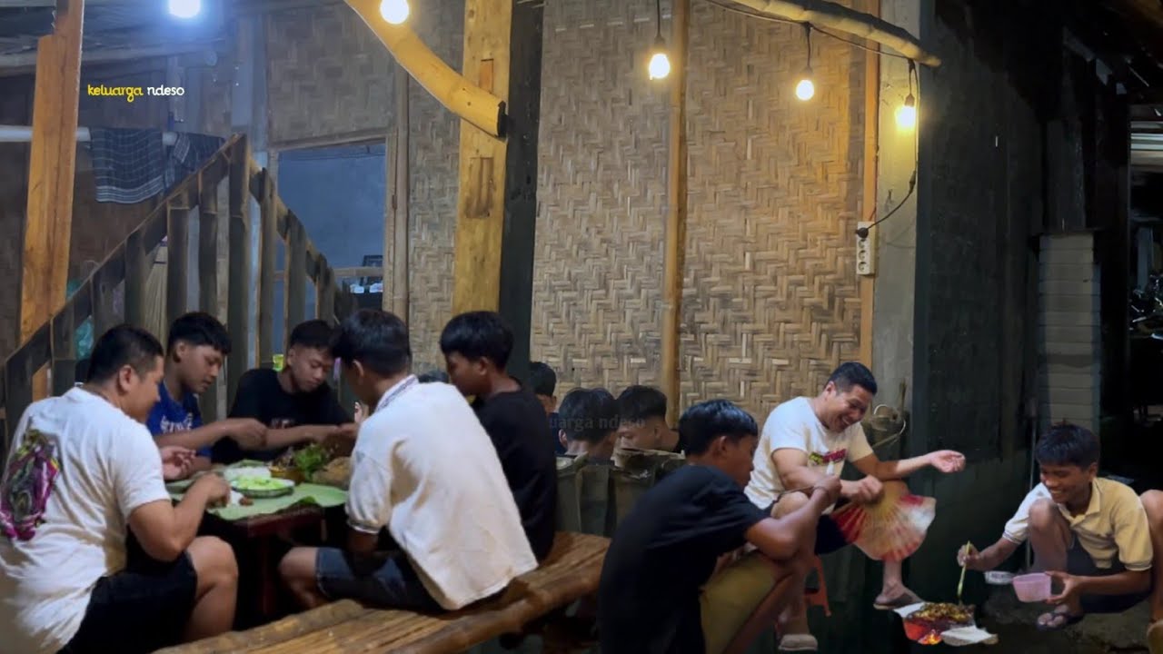 Hujan deras, bakar ayam rame rame bersama teman teman nya Ken Ken , masak di desa