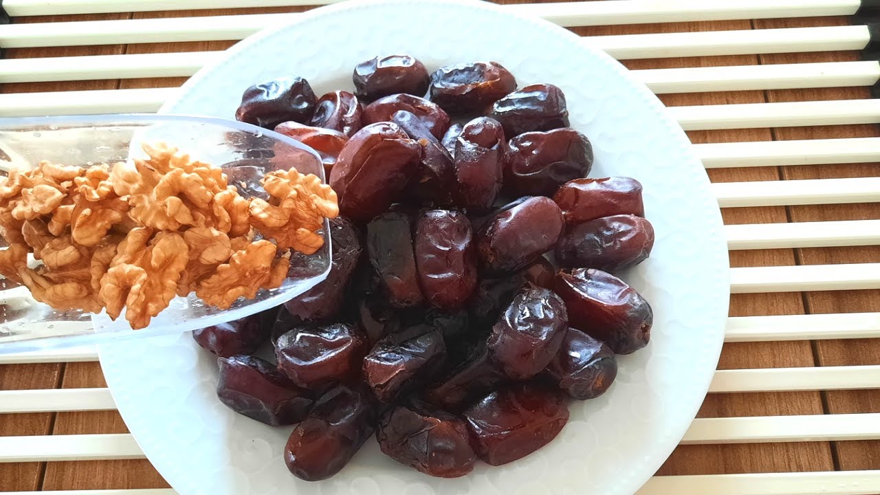 طرز تهیه حلوا خرما/یک دسر مقوی و گردویی فوق العاده خوشمزه