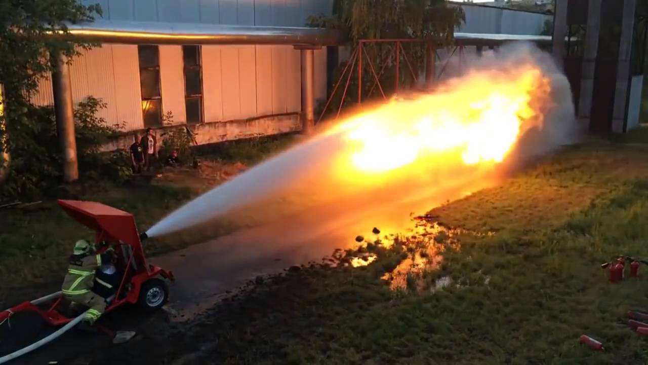 Огнемёт против водомёта кто победит/A flamethrower against a water cannon who will win