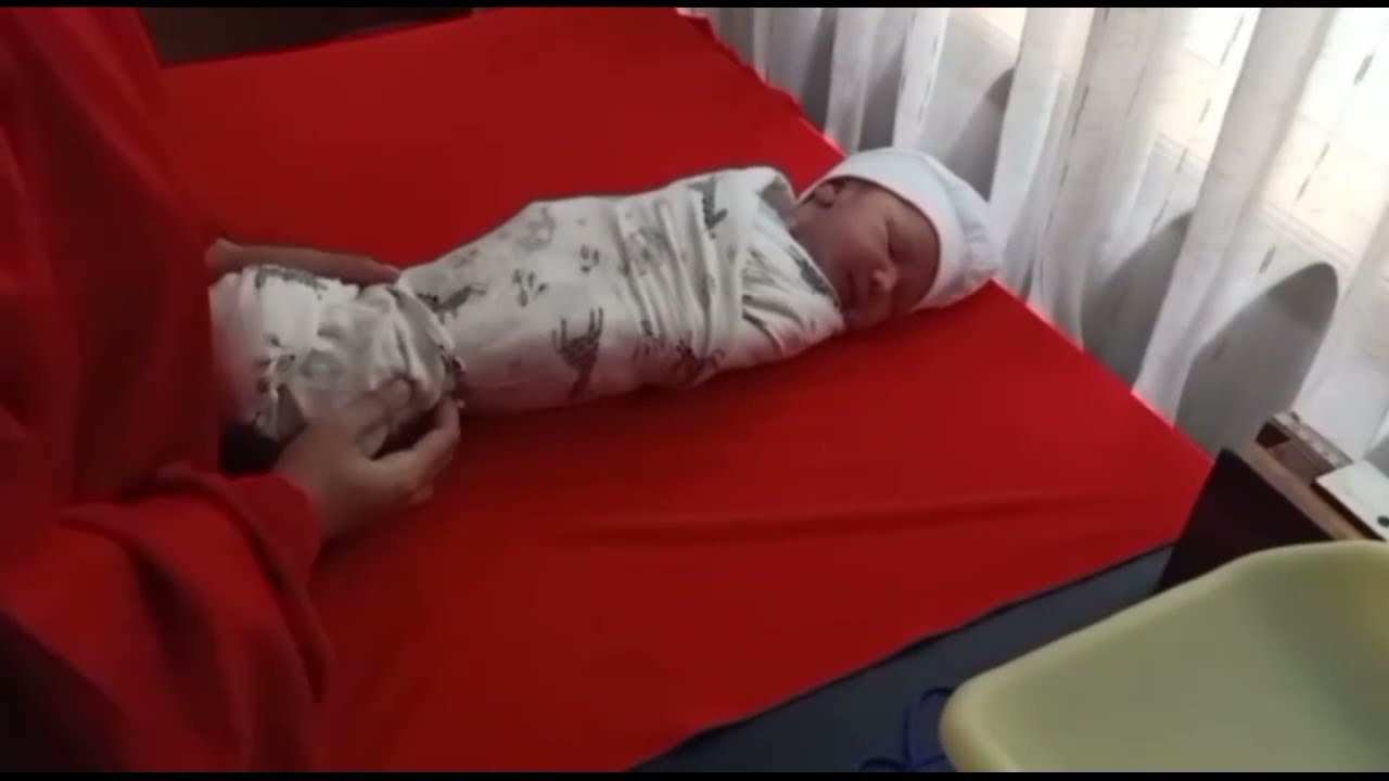 Bu Bidan Lagi Bedong Bayi Baru Lahir | cara bedong bayi