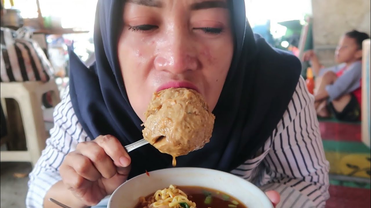 BAKSO UKURAN SEKEPALAN TANGAN HARGANYA MURAH BANGET CUMA 10 RIBU !!