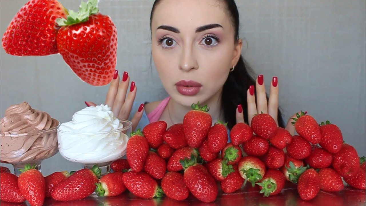 КЛУБНИКА 🍓 ЗИМОЙ / Mukbang Ayka Emilly 🍓
