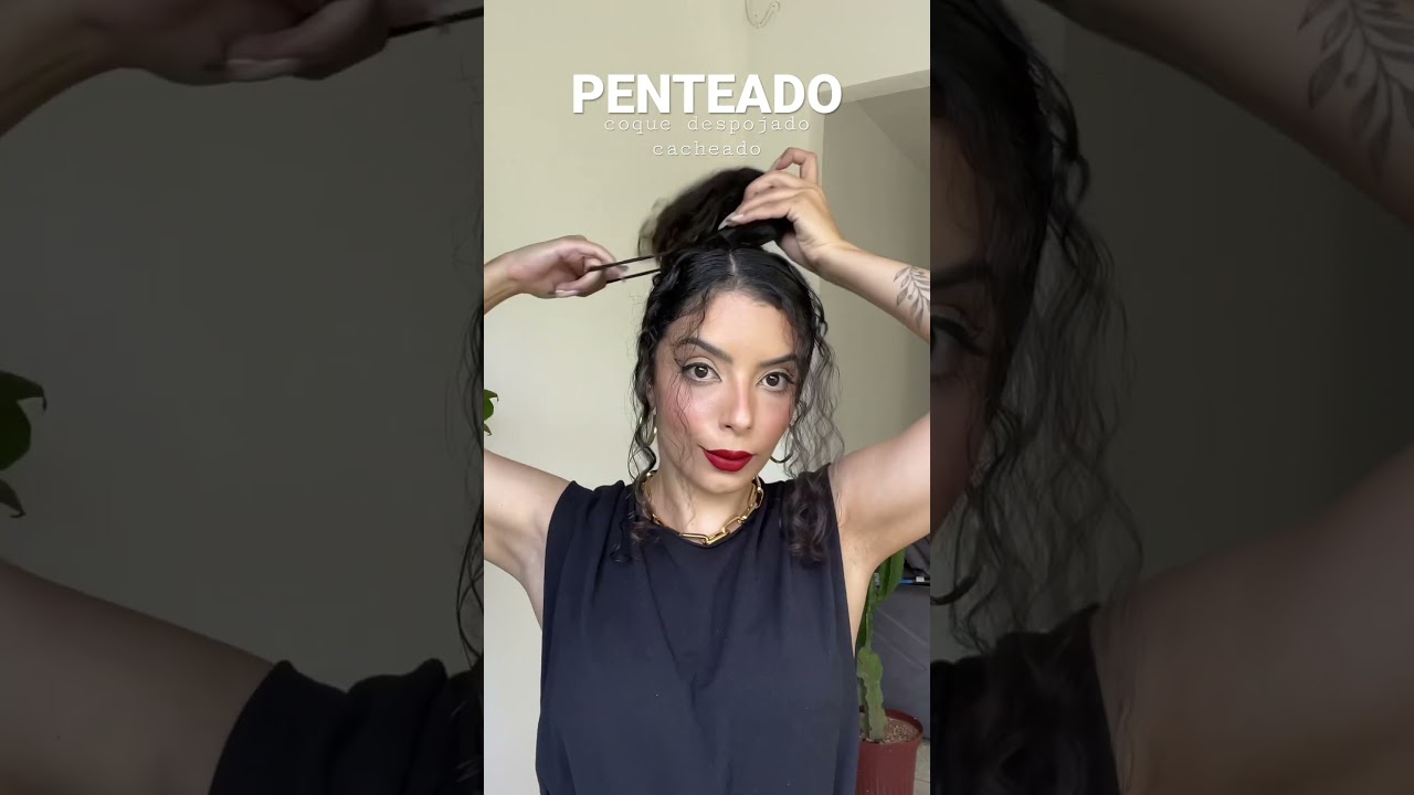 Coque despojado cacheado! Gostaram ? &Oacute;timo para badhairdays #cachos #curlyhair #hairstyle #penteados