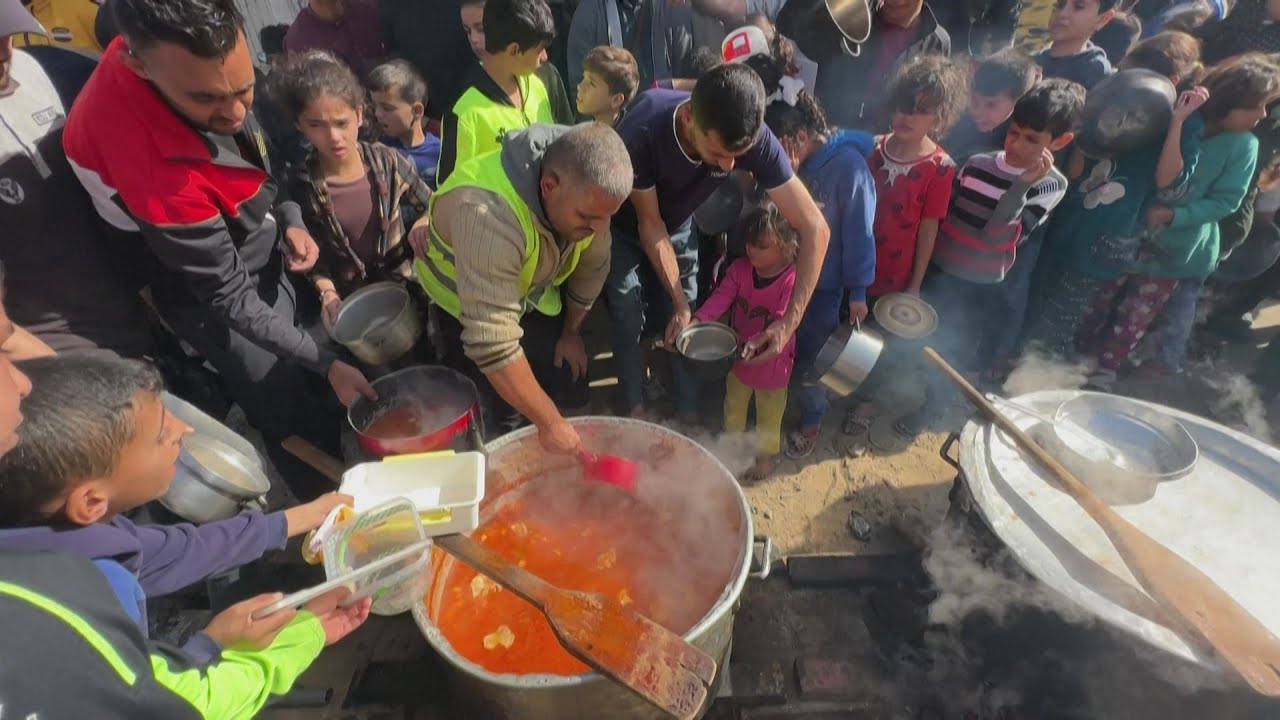طوابير من الأطفال النازحين للحصول على الطعام في خان يونس جنوب قطاع غزة