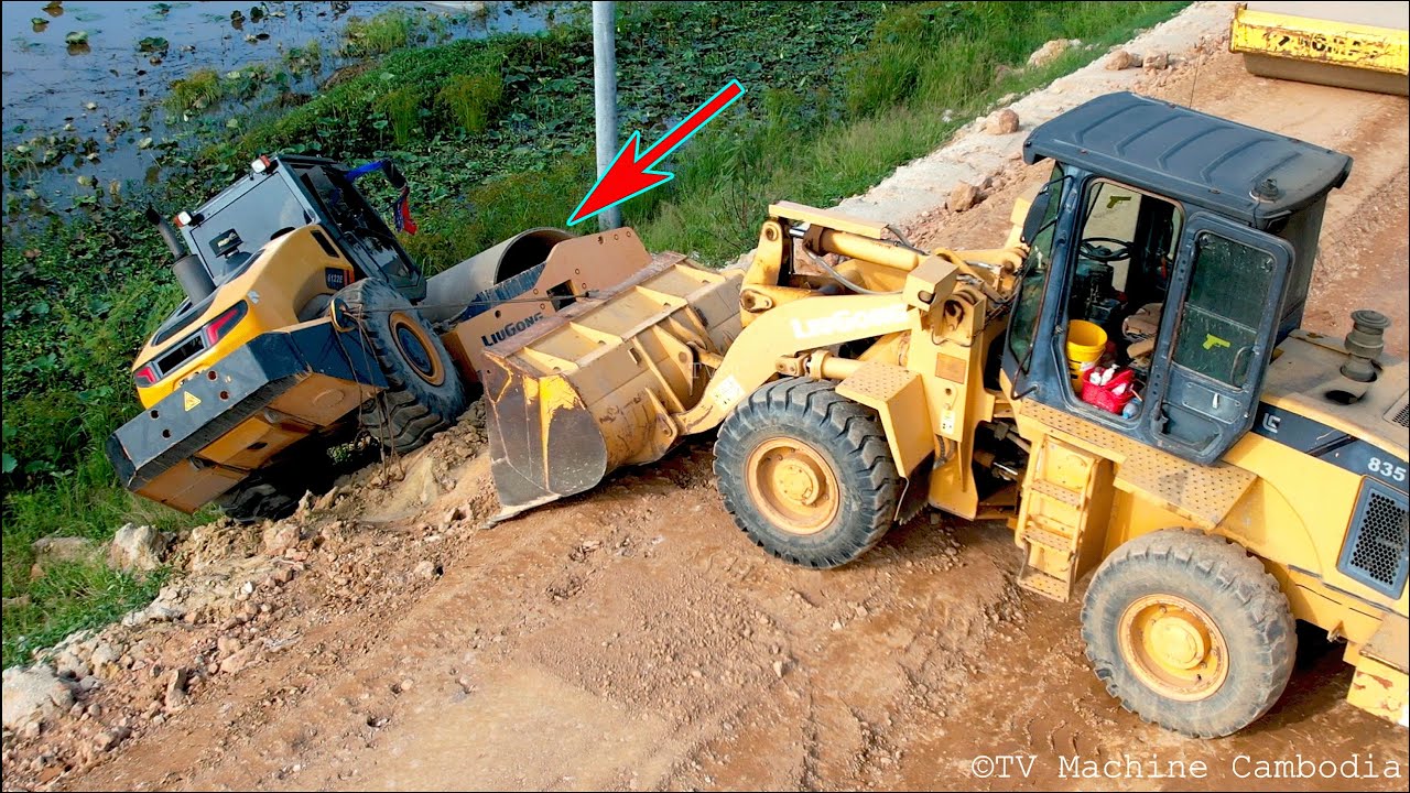 Unbelievable Roller Falling Down From Highway Road Recovery By Excavator, Motor Grader, Wheel Loader