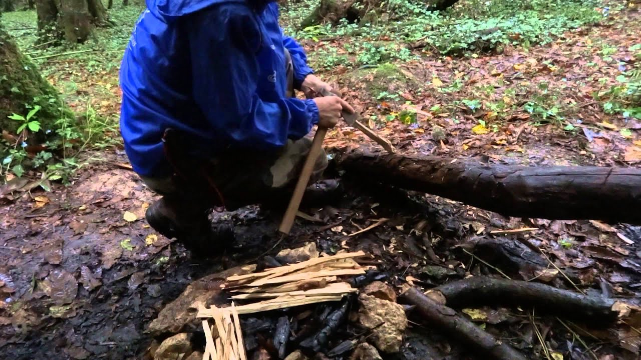 Bushcraft Tomahawk : Making Fire on a very rainy day. (Cold Steel Trail Hawk Custom)
