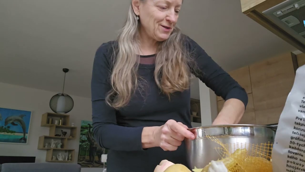 Robím zemiakové placky s camembertom a pikantnou čalamádou 😋😋😋