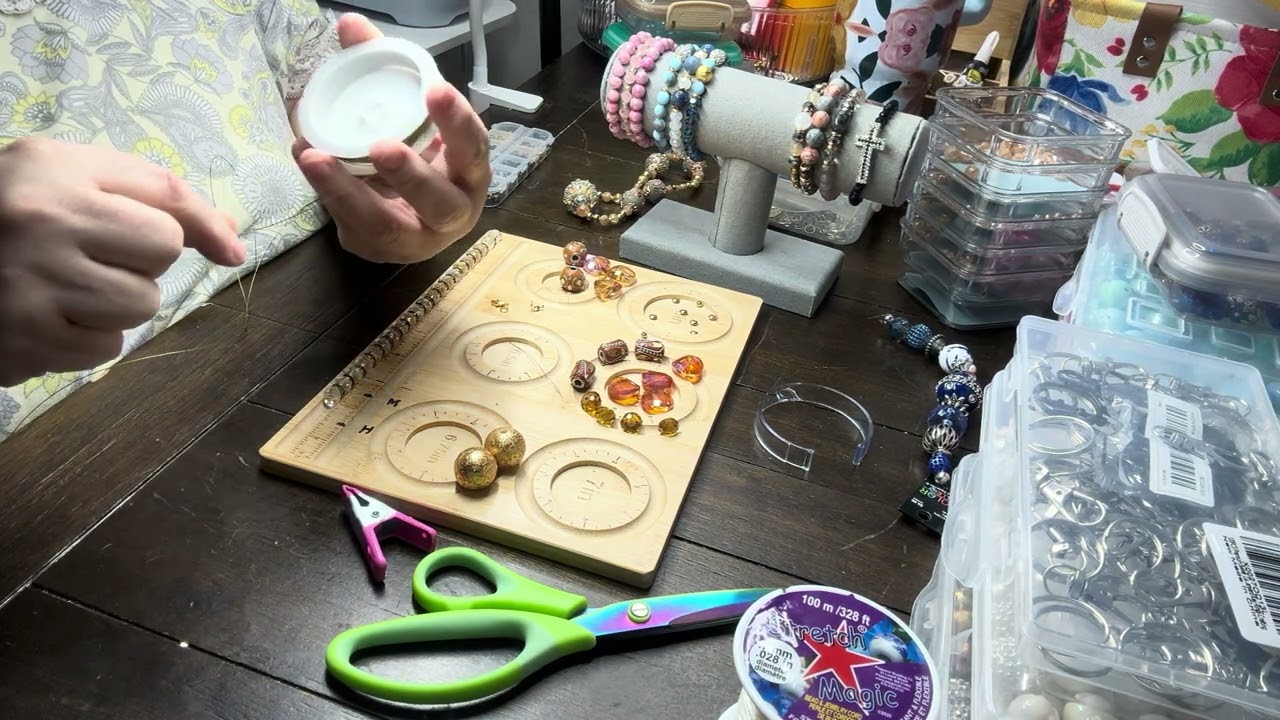 Comfy, cozy and crafting with me... making a surprise bracelet for my daughter 