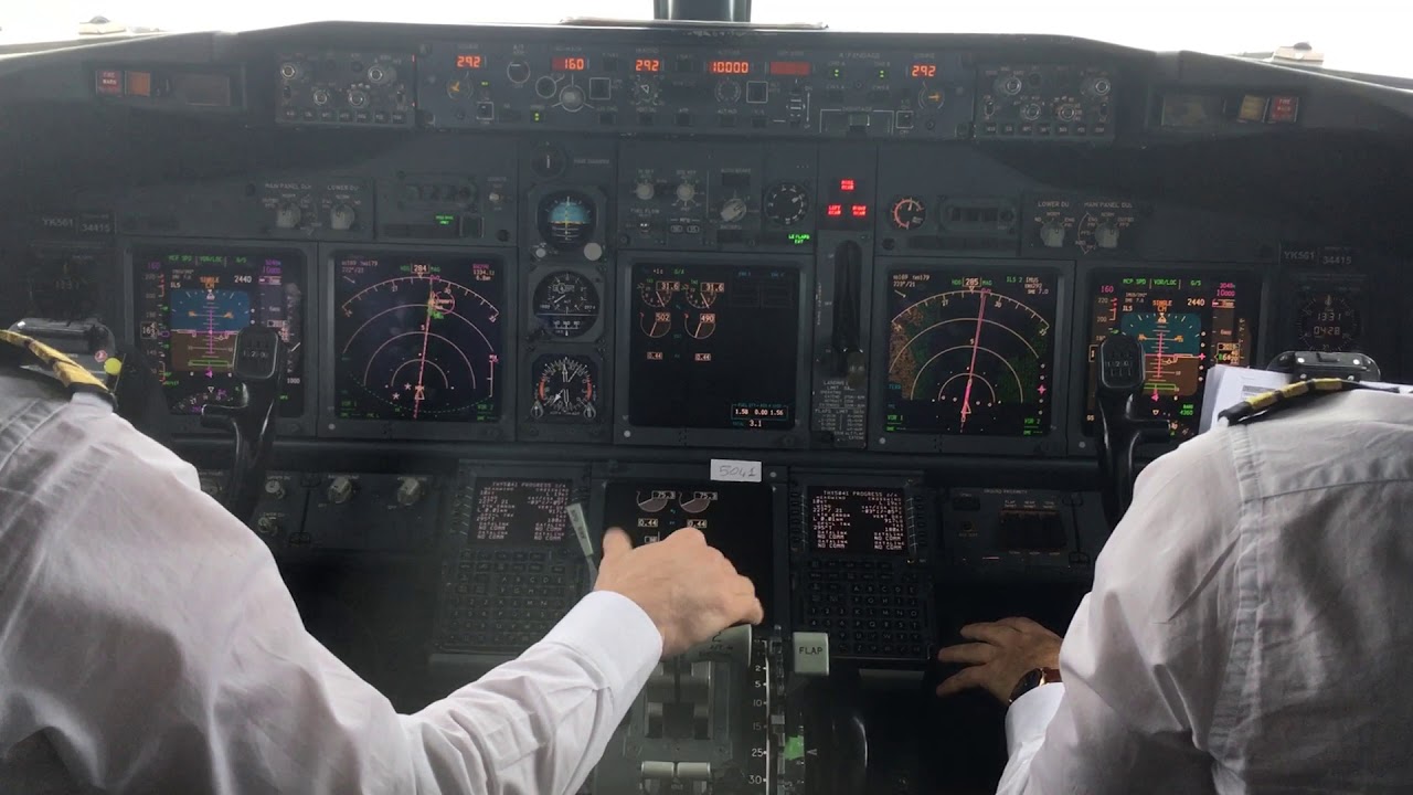 B737-800 Cockpit Landing Poor Weather LTCK Mus Airport
