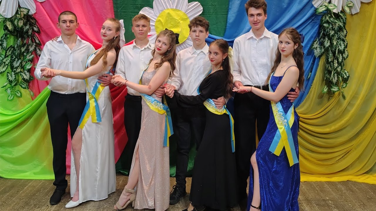 Танець випускниць школи мистецтв 