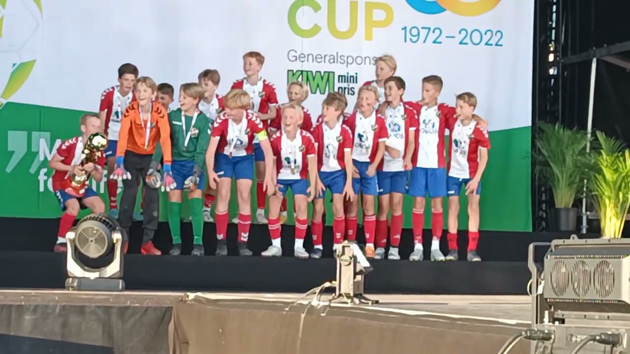 Lyn gutter 13 mottar pokalen for seieren i finalen i Norway cup 2022