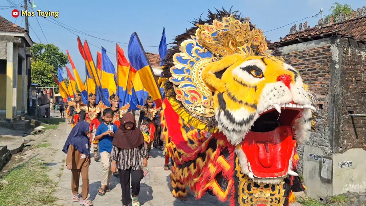 Kirab Barongan Kusumojoyo & Nirwana Drumband Di Ngaluran Demak