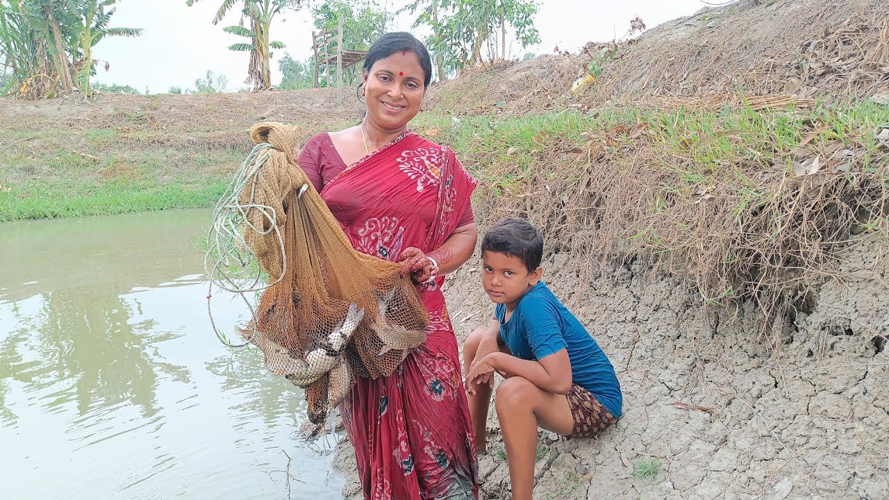 পুকুরে নেমে মাছ ধরলাম সকাল বেলায় রান্না হলো ঝড় জলের রাতে!