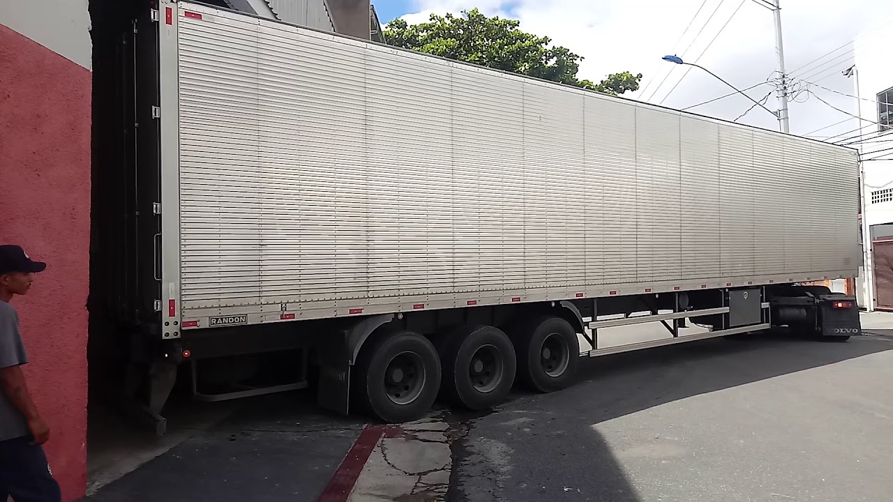 carreta manobrando em rua estreita.