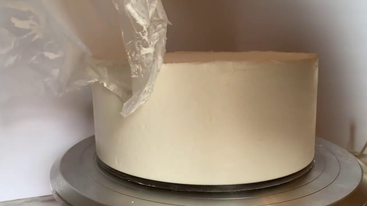 Smooth buttercream frosting using acrylic discs