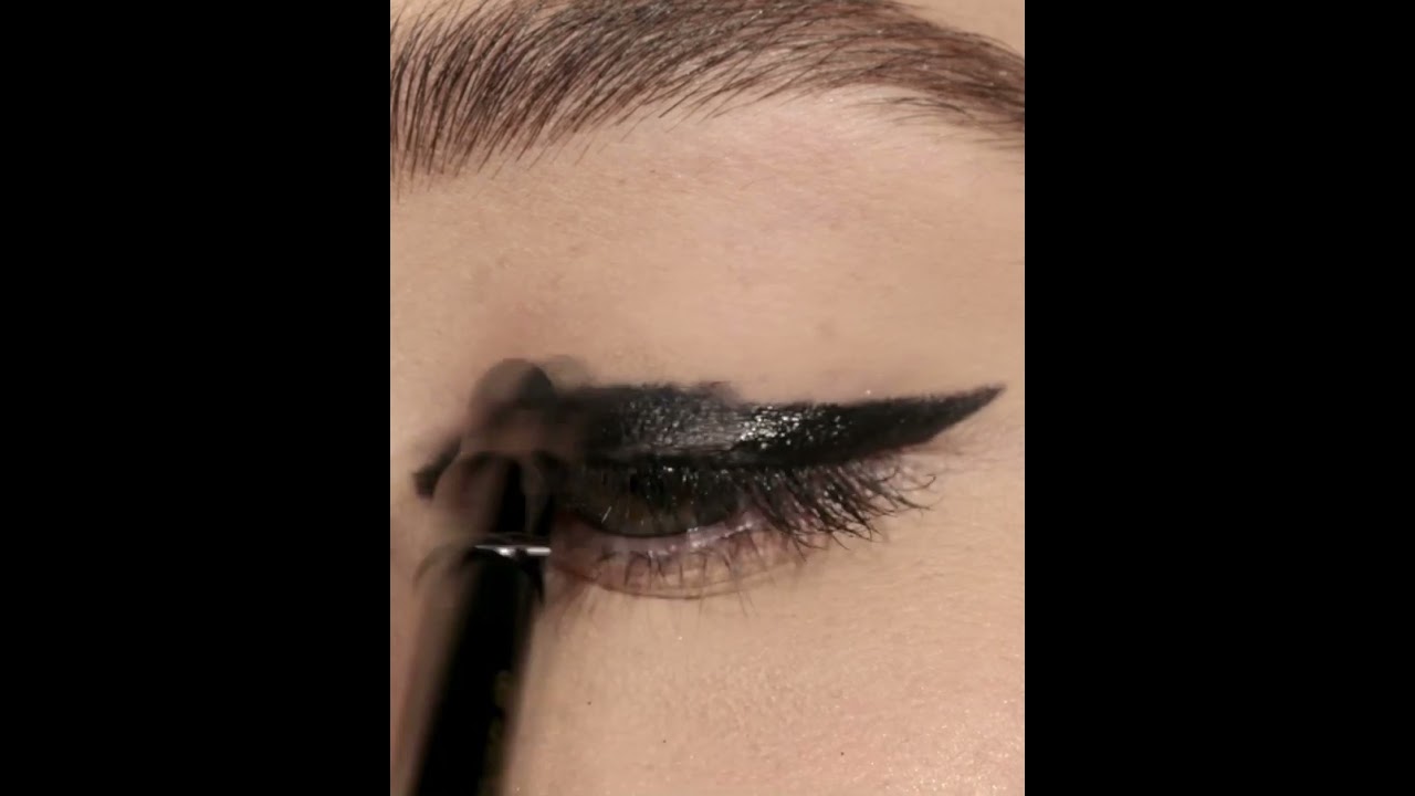 Victoria Beckham - How I create my VB smoky eye - E! World