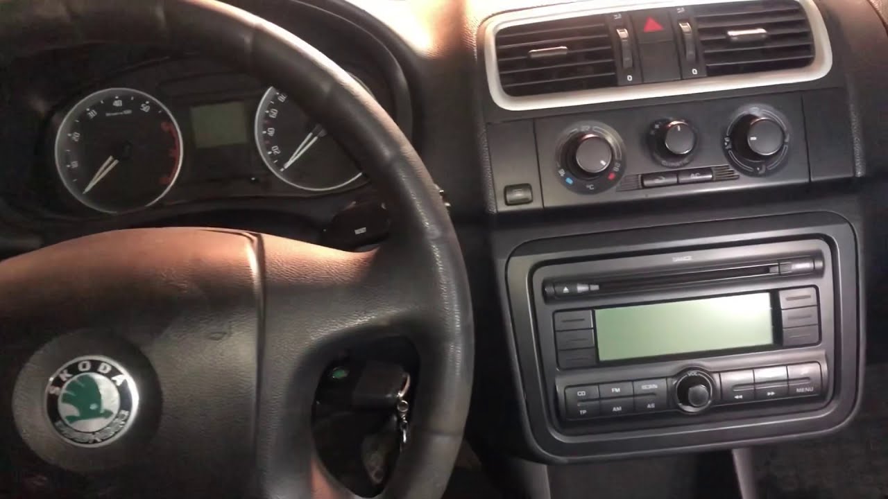 Как снять штатную магнитолу на автомобиле Skoda Fabia,Roomster