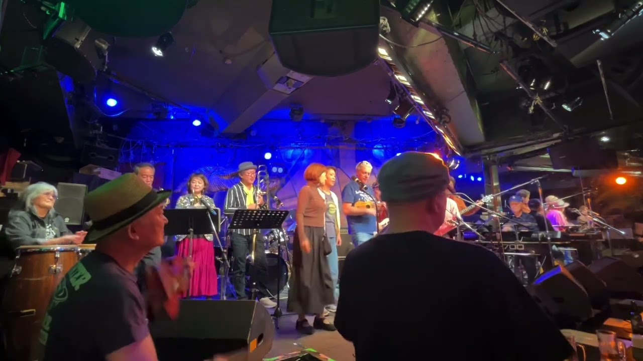 Aux Champs-Élysées - Ukulele Aid Smiling 😊 Orchestra 