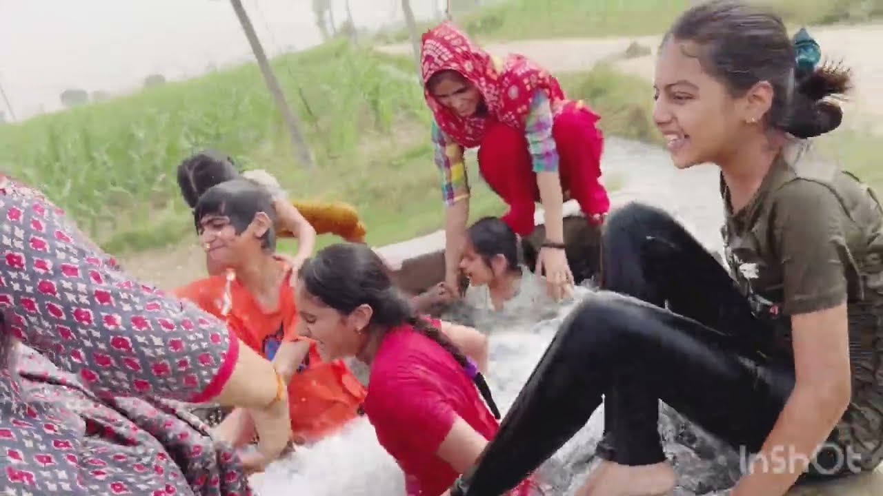 Gao ki tubewell mai nahane ka maza alag hi hota hai @Vishu_diya