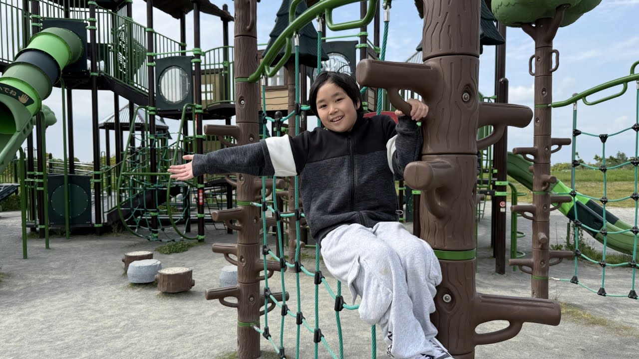 レオくんが大きな公園のいろいろな遊具で遊んでみた！Part8 レオスマイル
