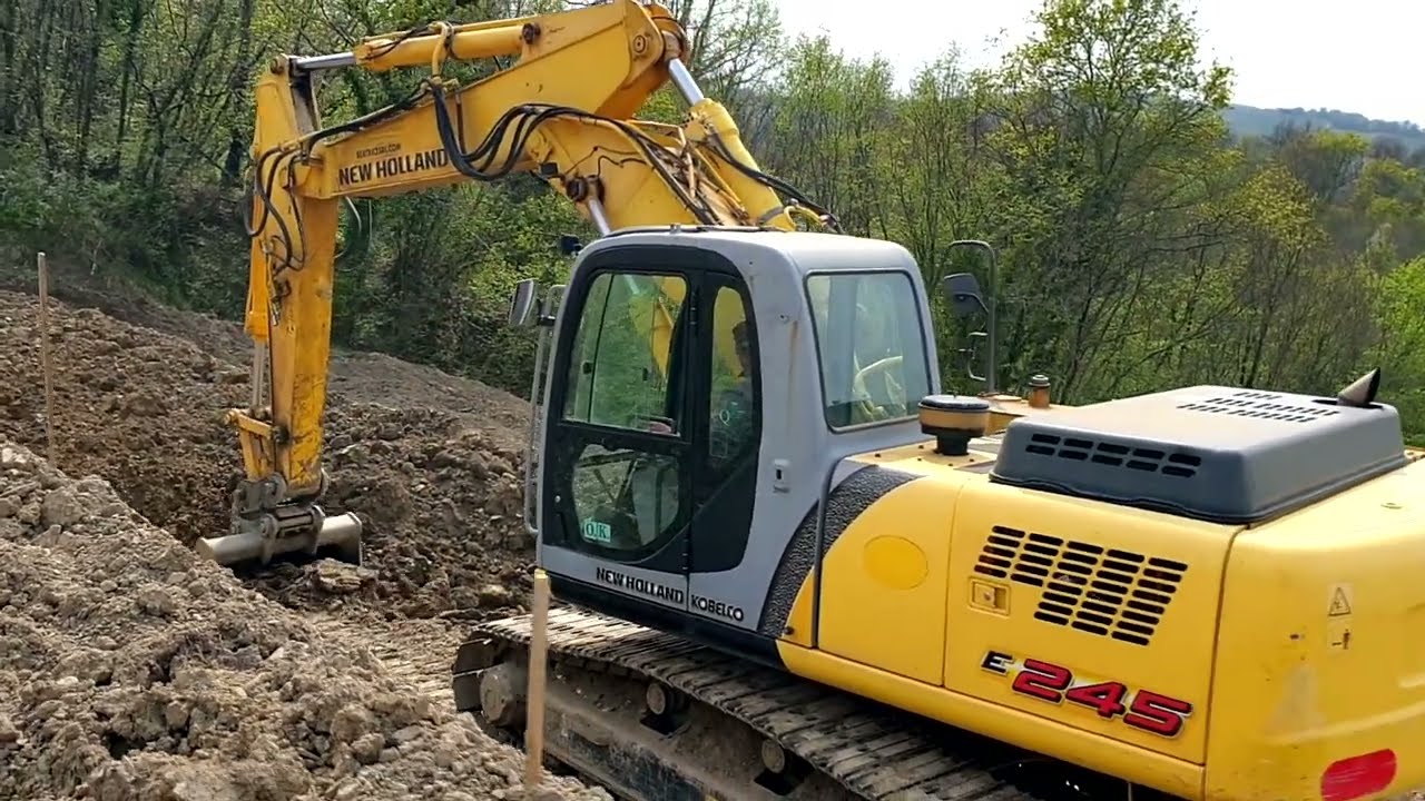 NEW HOLLAND E245 moving dirt in a wineyard - Scriò, Italy