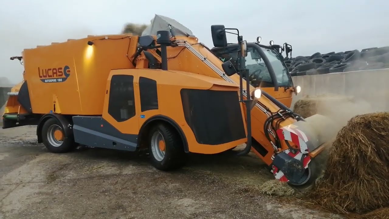 Samojezdny wóz paszowy Lucas Autospire 160