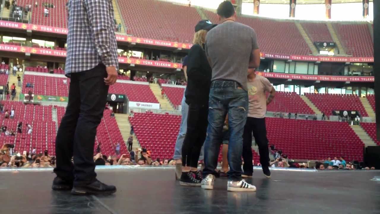 Madonna sings and talks with her fans (07 June 2012, Istanbul, MDNA Tour)