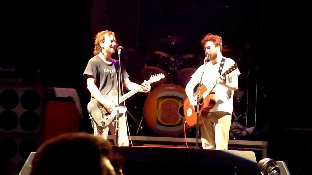 Eddie Vedder & Liam Finn - Throw Your Arms Around Me - Brisbane (November 25, 2009)