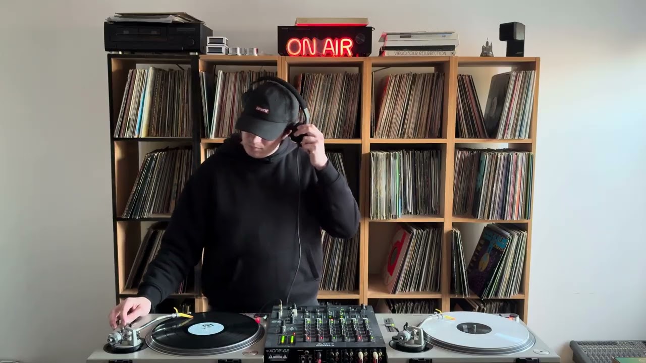 Play It Loud DJ Mix Series - Episode 1 - ize - Deep House, House Grooves, Funky Groove, Jackin House