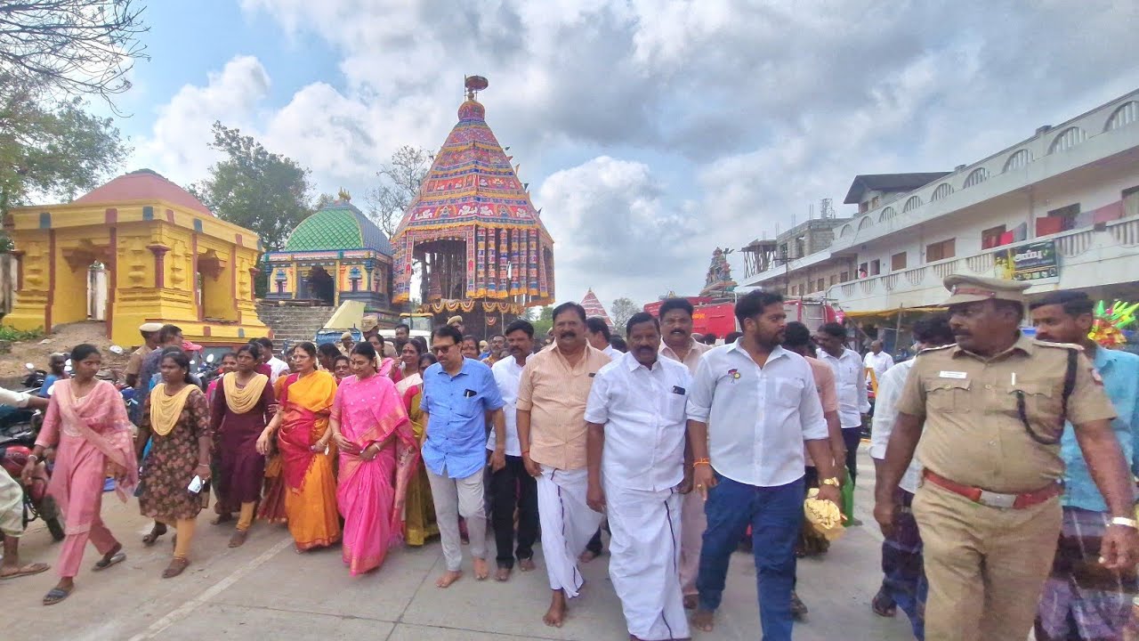 சீர்காழி அருகே திருவெண்காடு சுவேதாரண்யேஸ்வர சுவாமி கோயிலில் தேரோட்டம் துர்காஸ்டாலின் சுவாமி தரிசனம் 
