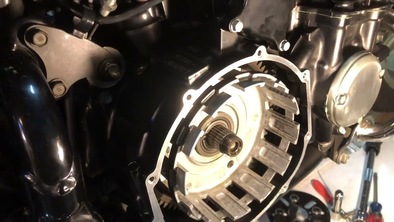 Honda CB750 Nighthawk Clutch Replacement (Part 6/11) -- inspecting the outer clutch basket