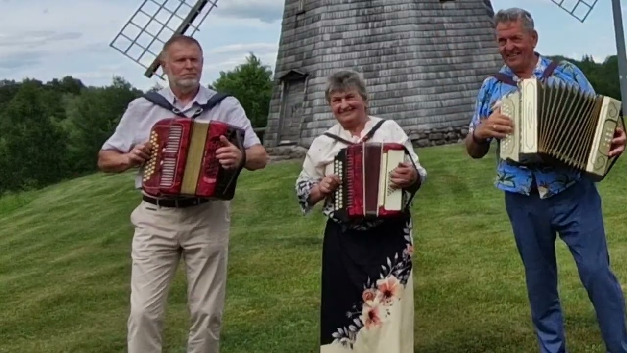 Pakeliui iš armonikierių šventės. Groja Zigmas Bandza, Nijolė Pabarčienė,Alvydas Kurkuzinskas