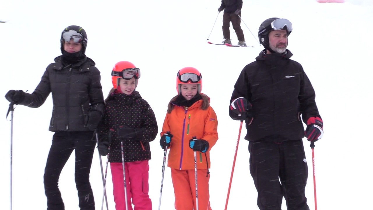 Los Reyes y sus hijas disfrutan de un fin de semana en la nieve | Diez Minutos