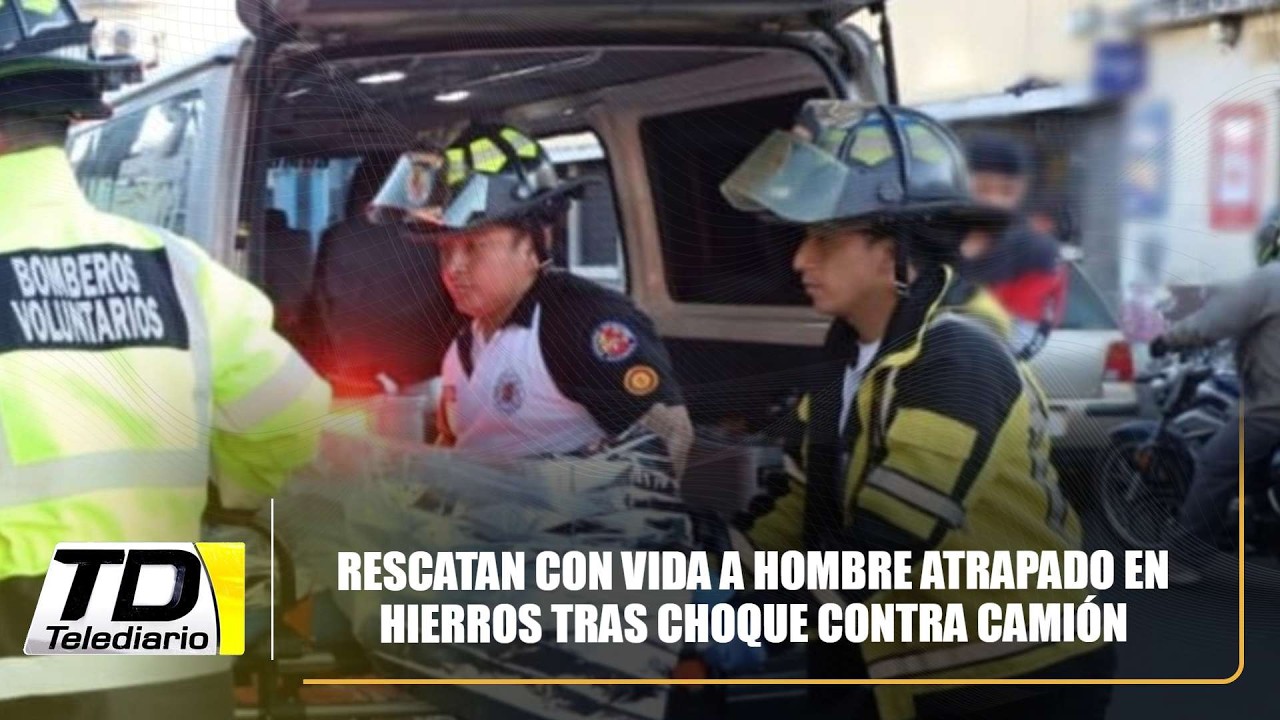 Rescatan con vida a hombre atrapado en hierros tras choque contra camión