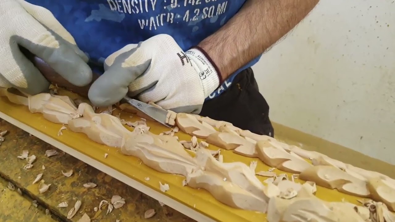 INTAGLIARE PASTA DI LEGNO SU RIPRODUZIONE DI CORNICE BAROCCA