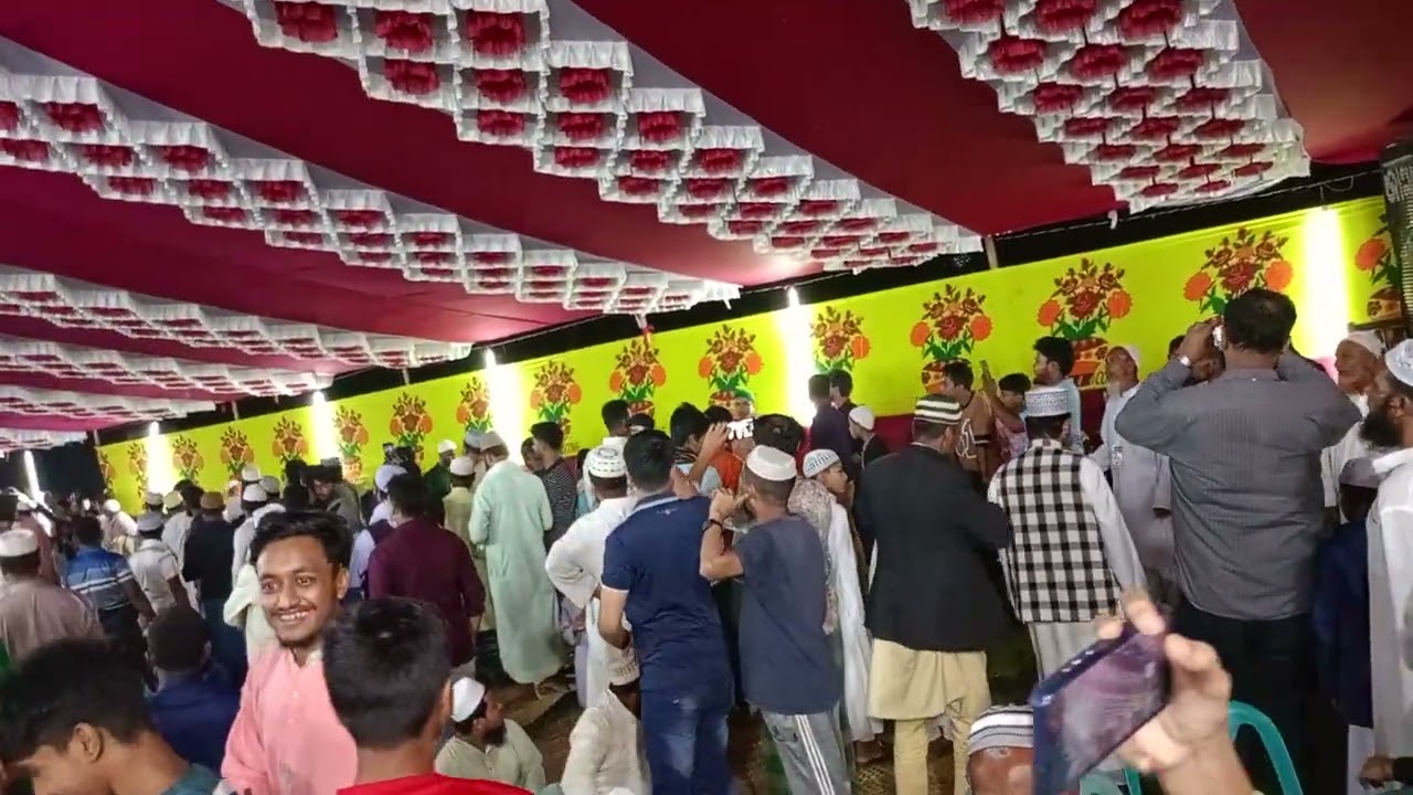 মাছিমপুর হাইস্কুল মাঠে এনায়েতুল্লাহ আব্বাসী  হুজুরের মাহফিলে