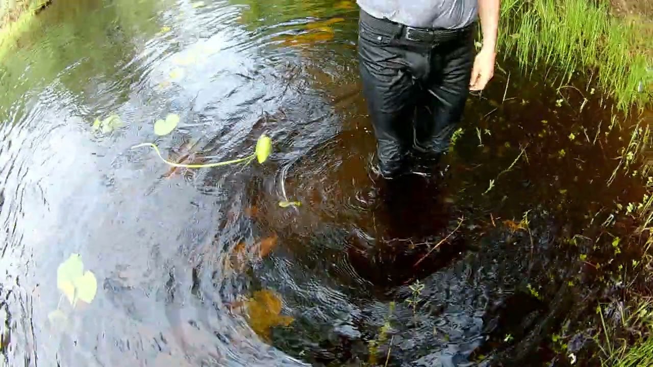 I bathe in black jeans