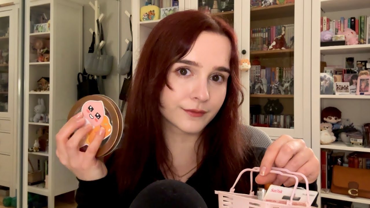 [ASMR en español] Susurros y varios sonidos (Tapping, guantes de jardinería, squishy de pastel)