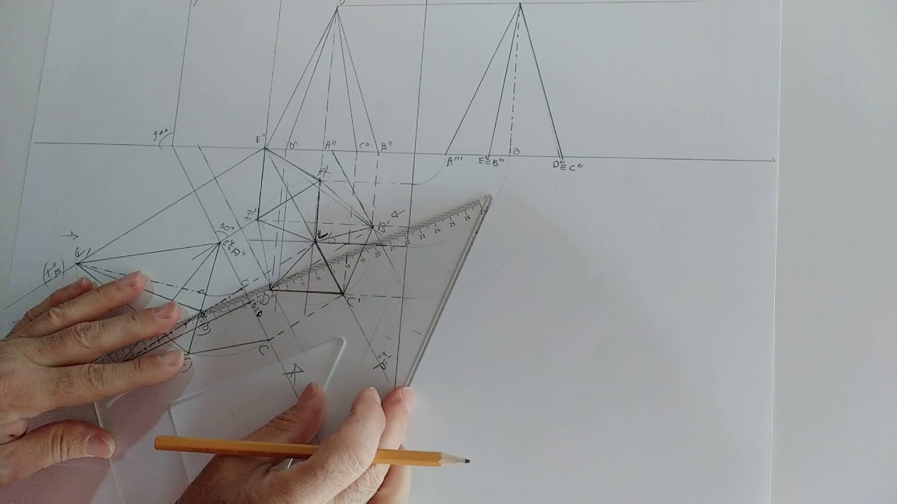 Proiezione ortogonale di una piramide con successiva rotazione intorno a uno spigolo di base.