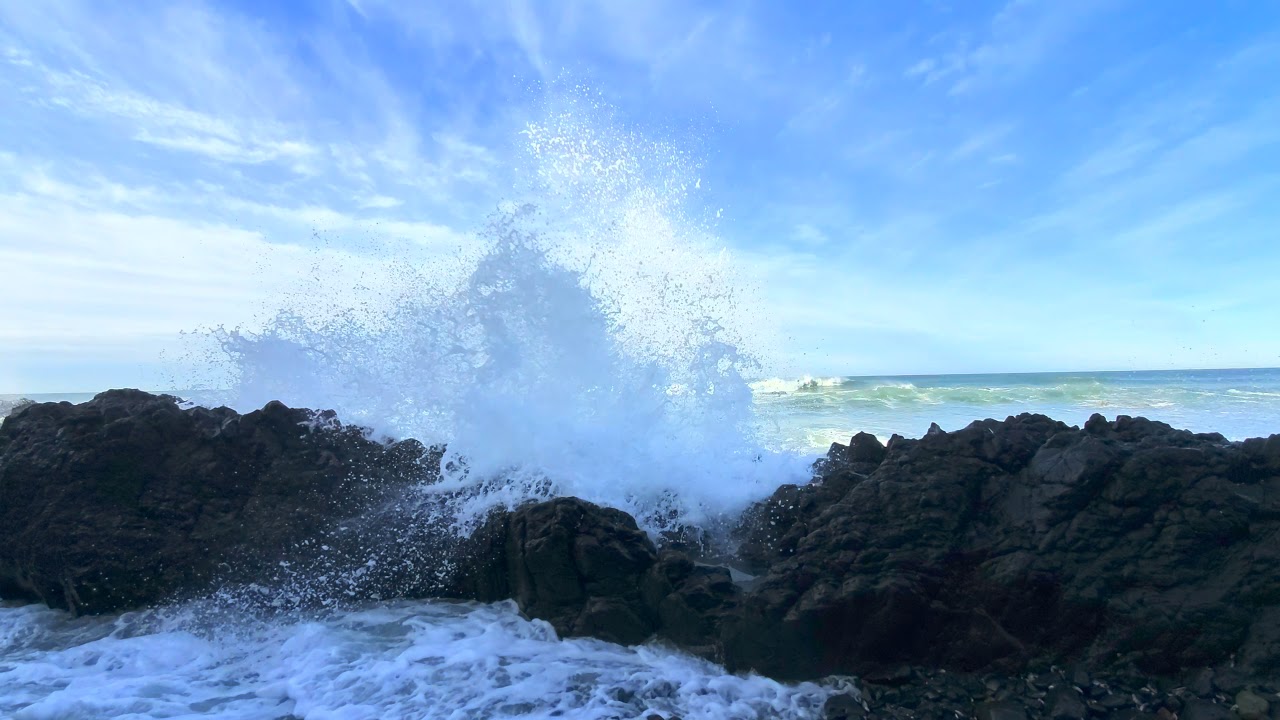 Crashing waves at Stonefield Beach