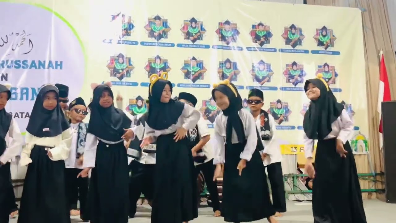 Menari lagu Orait dari Wali Band - Malam Pentas Seni Madrasah Uswatun Hasanah - Denlon Btg