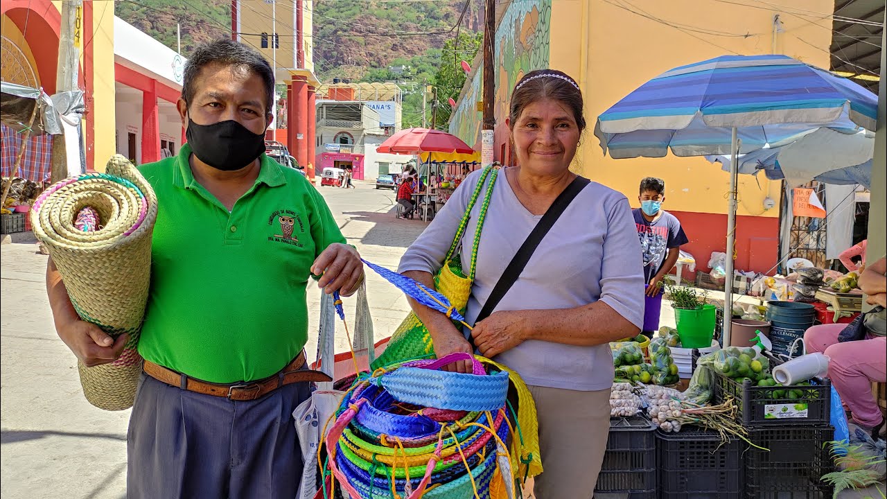 Comprando tenates para el día de muertos con mi amiga Sebastiana, teje la palma desde pequeña