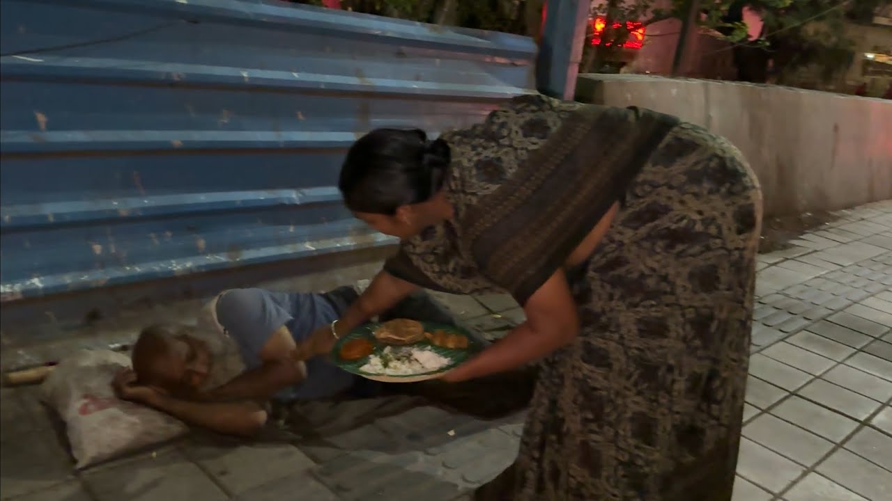 उपाशी झोपले होते बाबा रस्त्यावरती