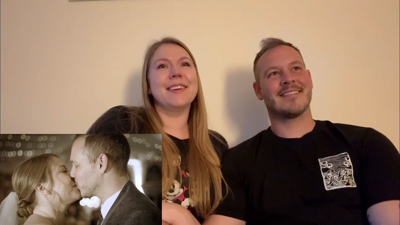 Sie sehen ihr Hochzeitsvideo zum ersten Mal. Ihre Reaktion rührt zu Tränen.