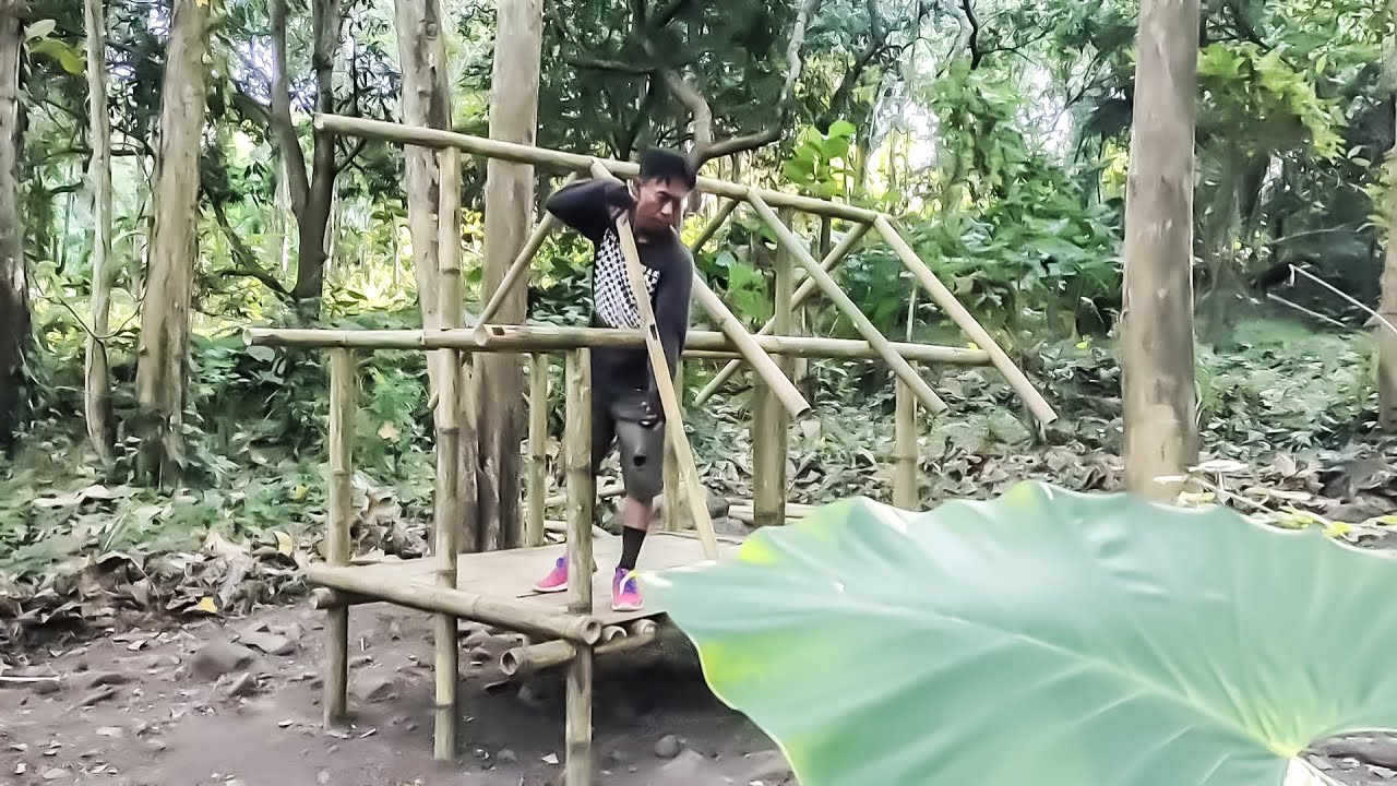 CAMPING DI HUTAN MEMBUAT PONDOK BERATAP DAN BERDINDING DAUN TALAS