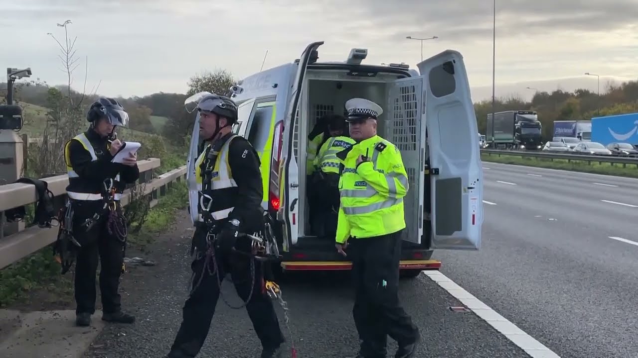 Seven arrested as Just Stop Oil protests on M25 for fourth day | ITV News Meridian | Joe Coshan