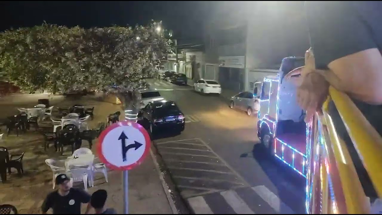 Carreta Da Alegria Treme Tudo Saindo Da Praça 