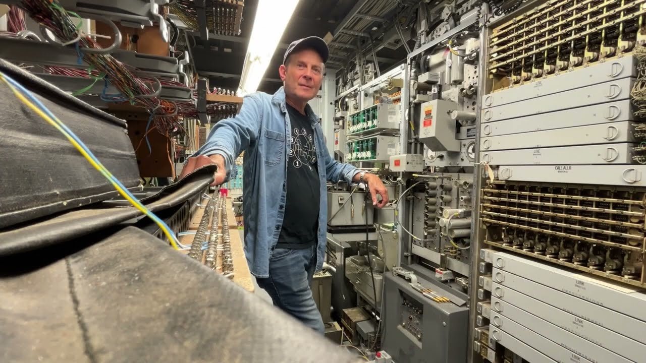 Visit to Rick's collection. Analog microwave radio 740, 755 and 701 PBX.