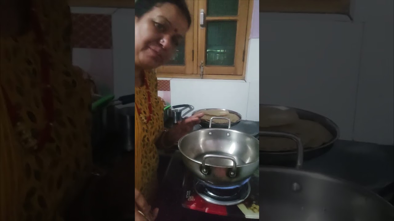 पापड़ की सब्जी बना रही हूं