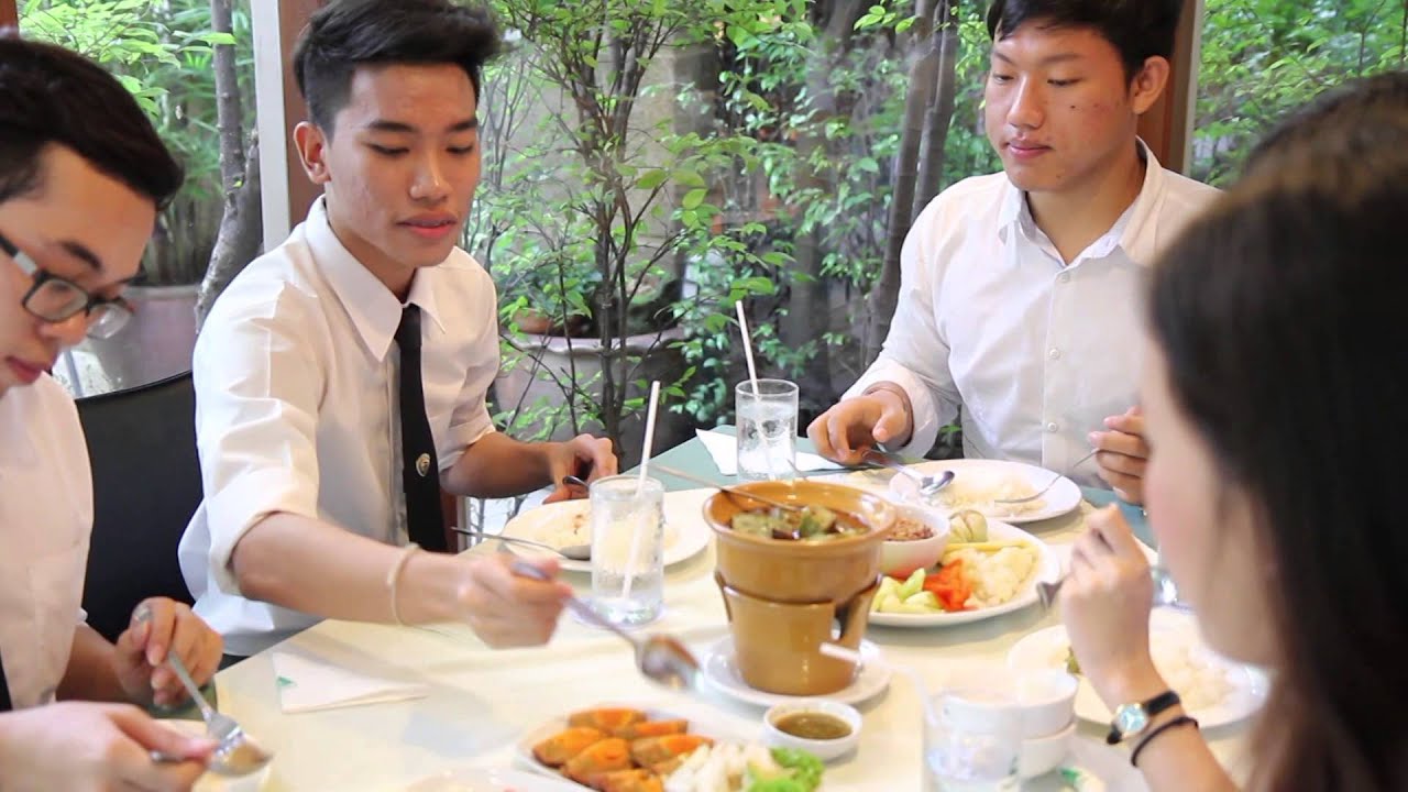 UTCC มารยาทในการรับประทานอาหารแบบไทย